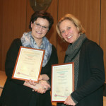 Apothekerin Susanne Rudolph gratuliert Chocolatiere Goedele Matthysen zur Auszeichnung