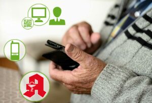 Älterer Mann mit Handy in der Hand informiert sich über Medikamentenverordnung
