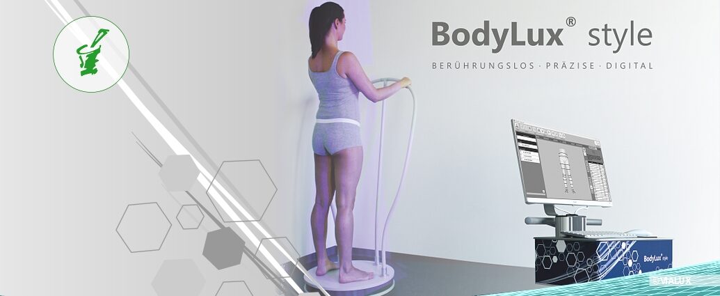 Abgebildet ist eine Frau auf dem BodyLux 3D Scannsystem, beim kontaktlosen anmessen von Kompressionsstrümpfen.