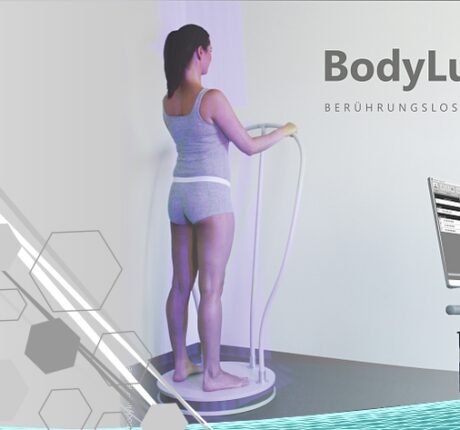 Abgebildet ist eine Frau auf dem BodyLux 3D Scannsystem, beim kontaktlosen anmessen von Kompressionsstrümpfen.